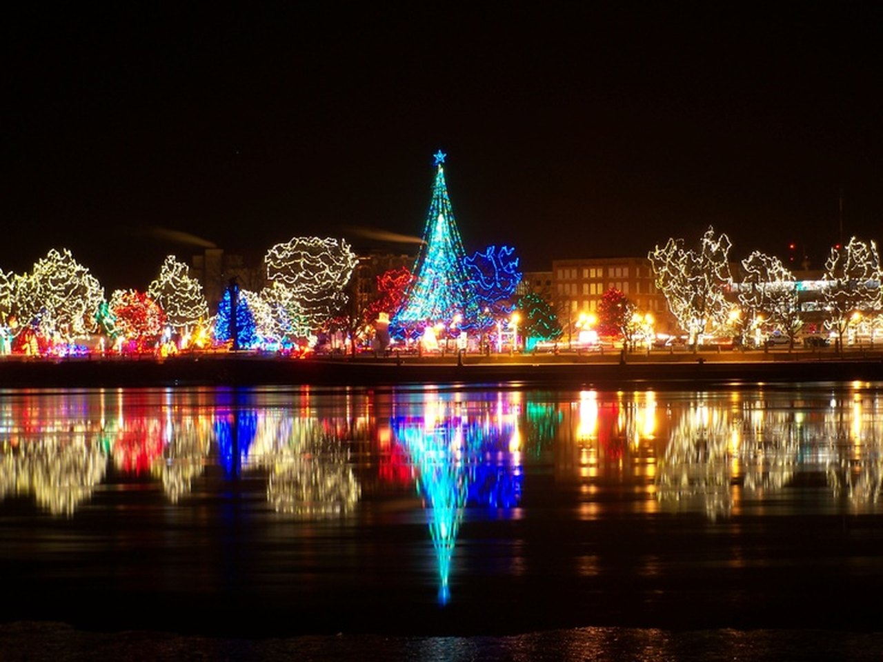 Check Out The 11 Best Displays of Christmas Lights In Wisconsin