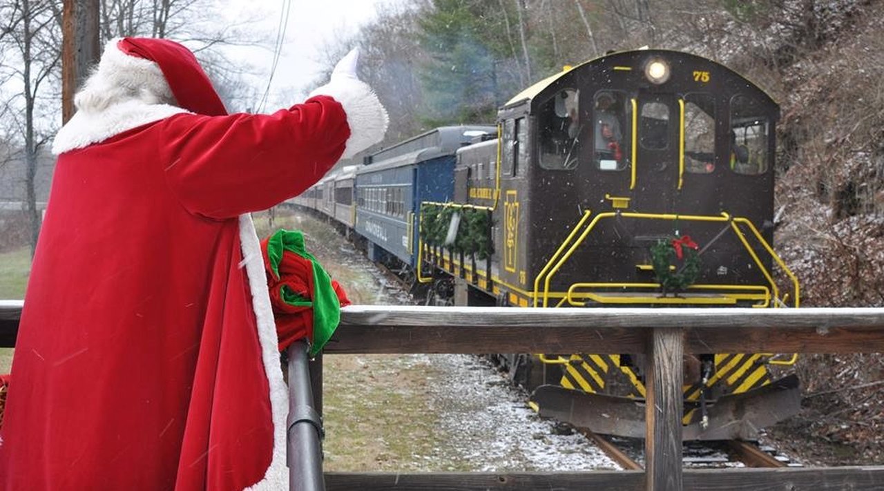 Santa Train Ride Near Pittsburgh Is Amazing