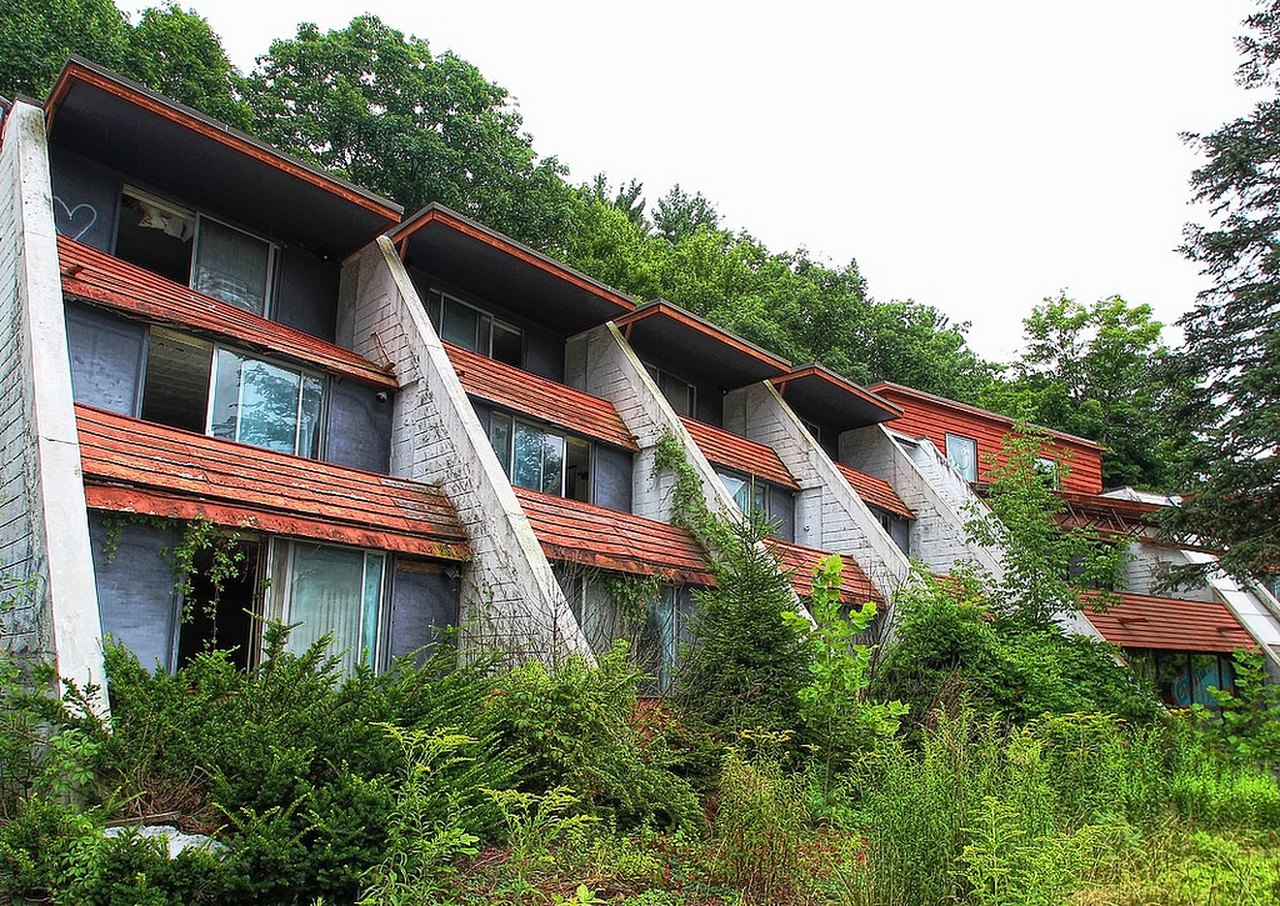 Whats Left Of This Legendary Swingers Resort In The Poconos Will Break Your Heart