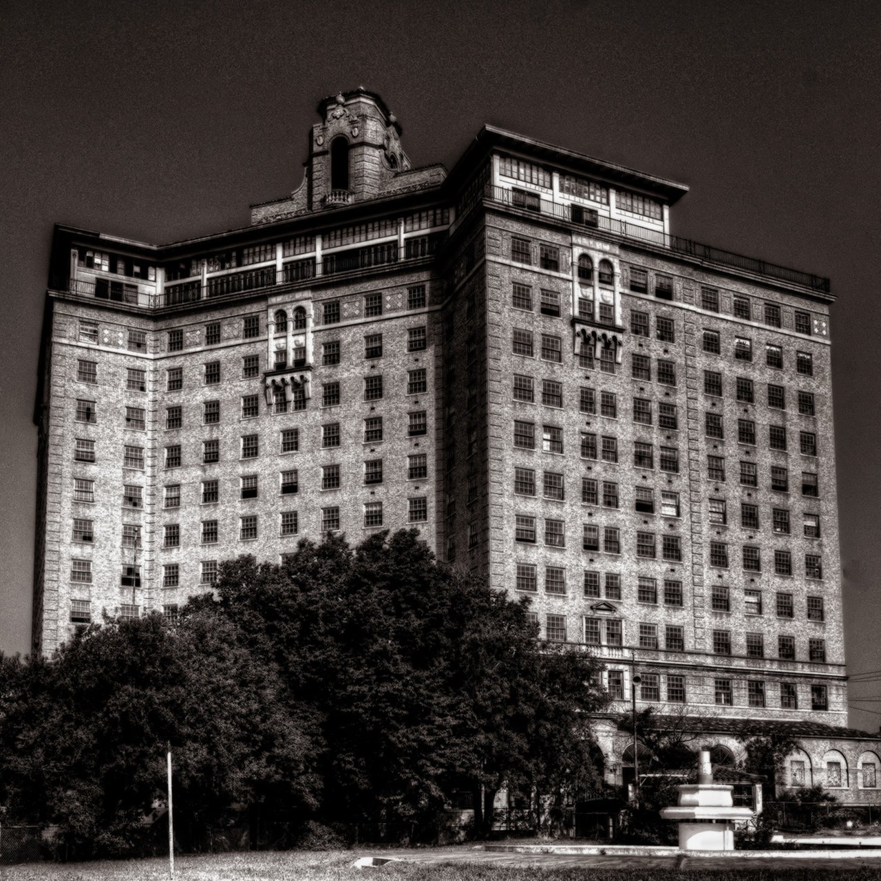 5 Of The Creepiest Abandoned Hotels In Texas