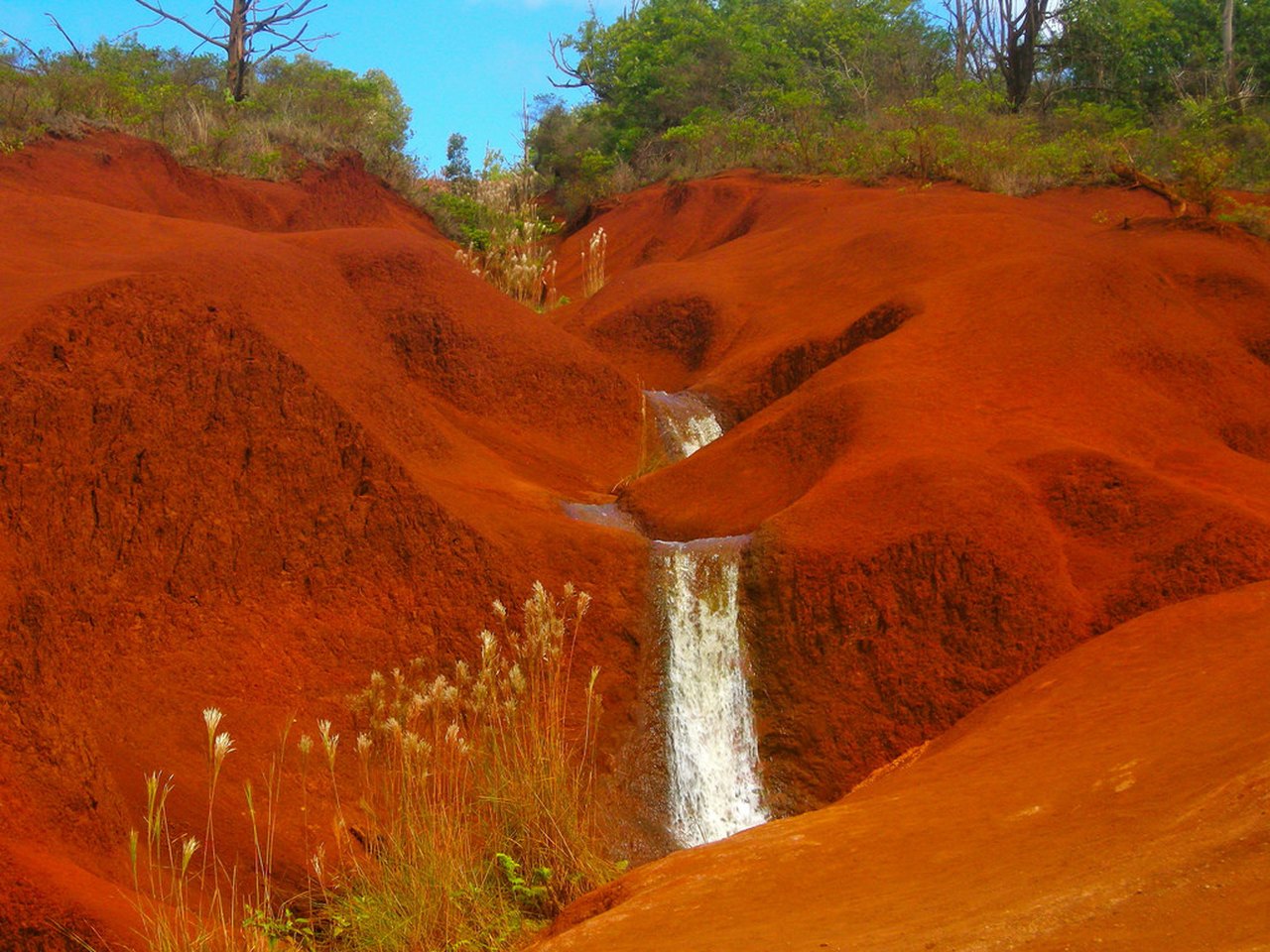 retning fjer ego Kauai's Red Dirt Waterfall Will Transport You To Another World