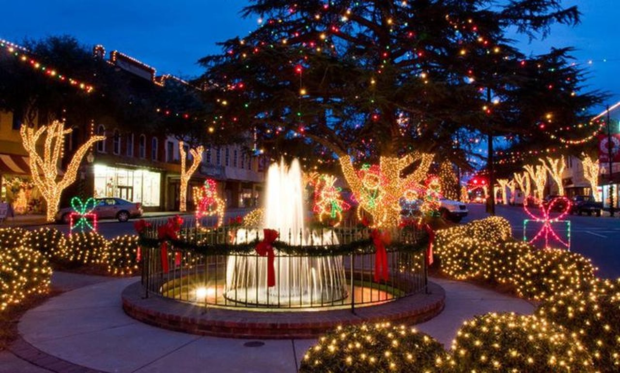 8 Enchanting Christmas Towns To Visit In North Carolina