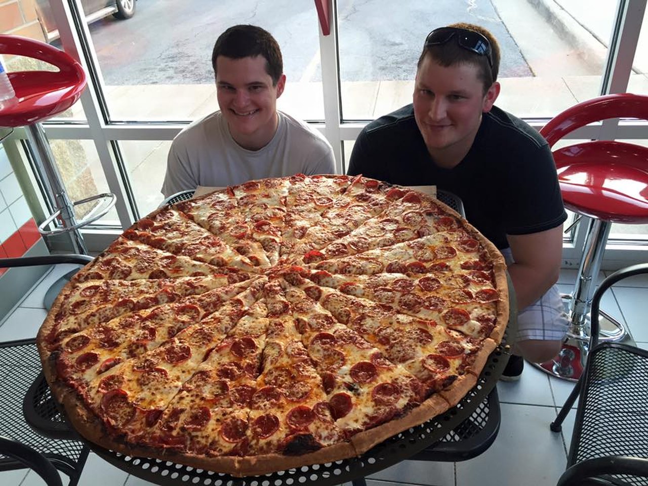6 Biggest Pizzas In Illinois We Bet You Won T Be Able To Eat All At Once