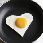 Polka Dot Images/Polka Dot/Getty Images An egg fried in olive oil can be heart-healthy and nutritious.