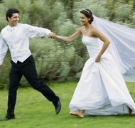 Jupiterimages/Pixland/Getty Images It's useful to have a written agreement for wedding photos.