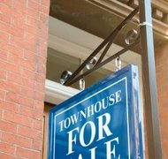 Jupiterimages/Photos.com/Getty Images Some states automatically restrict a spouse's ability to sell property when a divorce is filed.