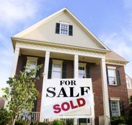 Thinkstock/Comstock/Getty Images Divorce doesn't necessarily mean you'll have to sell your house.
