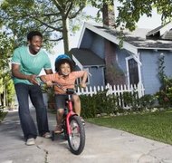 Jupiterimages/Brand X Pictures/Getty Images Colorado encourages plenty of contact with both parents.
