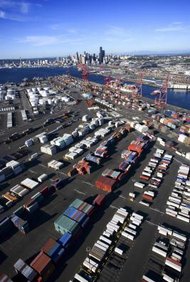 Thinkstock/Comstock/Getty Images Para integrar hacia adelante, las empresas necesitan un importante capital para invertir en instalaciones y mano de obra.