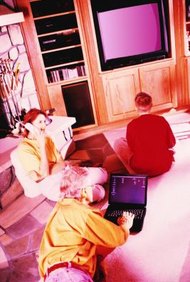 Thinkstock Images/Comstock/Getty Images Algunos televisores nuevos soportan las transferencias de archivos y el envío de datos desde PC conectadas.