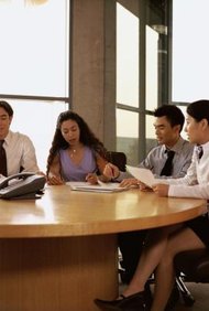 Creatas/Creatas/Getty Images Los administradores de oficina pueden mejorar las habilidades para trabajar de forma más eficaz con otros miembros del personal.