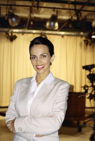 George Doyle/Stockbyte/Getty Images El salario anual de un presentador de televisión depende de una variedad de factores, incluyendo el tamaño de la cadena y la popularidad del programa.