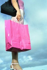 Brand X Pictures/Brand X Pictures/Getty Images La venta dirigida y venta cruzada pueden ayudarte a hacer que los bolsos de compras de tus clientes estén un poco más completos.