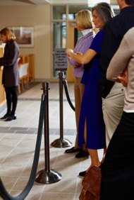 Ryan McVay/Photodisc/Getty Images Cuando tus clientes regularmente tienen que esperar en la fila, entonces la demanda de tus productos y servicios puede ser mayor que la oferta.