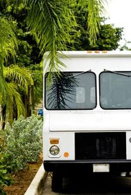 Jupiterimages/Photos.com/Getty Images Pónte en contacto con tu departamento de salud local para obtener las licencias apropiadas con rl fin de operar un camión de comida ambulante.