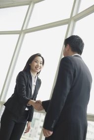 Comstock Images/Comstock/Getty Images Tomar decisiones de negocio éticas puede incluir simplemente hacer negocios con clientes cuya ética sea aprobada por tu empresa.