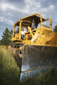 Jupiterimages/Comstock/Getty Images Un operador de tractor suele completar un aprendizaje antes de calificar para un trabajo permanente.