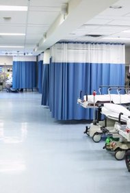 Jupiterimages/Photos.com/Getty Images En los hospitales ocupados, la capacidad de multi-tarea es importante para las enfermeras de la sala de emergencias.
