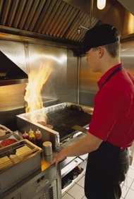 Photodisc/Photodisc/Getty Images Toma en cuenta alguno de los varios trabajos para adolescentes donde se pague mejor que en los restaurantes de comida rápida.