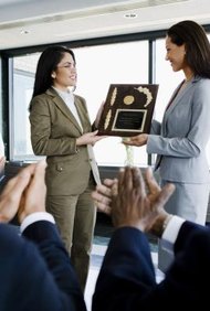 Creatas Images/Creatas/Getty Images Los programas de premios a los empleados tienen que ser significativos para que tengan éxito con los empleados.