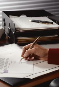 Photodisc/Photodisc/Getty Images El membrete de una empresa se encuentra en el papel que se utiliza para imprimir cartas y otros documentos de esta.