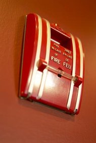 Hemera Technologies/AbleStock.com/Getty Images Los simulacros de incendio habilitan a los empleados a salir del edificio de manera calma y segura en caso de emergencia.