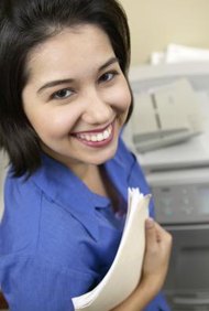Creatas/Creatas/Getty Images Una copiadora capaz de realizar múltiples tareas es un componente común de los equipos que los recepcionistas utilizan.