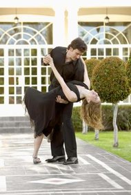 Jupiterimages/Goodshoot/Getty Images Tu negocio de venta de ropa de baile podría ser más eficiente si usas un sistema de inventario computarizado.