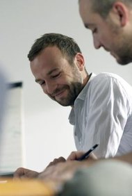 Michael Blann/Lifesize/Getty Images El trabajo en equipo de un ambiente organizacional es un aspecto importante para crear una máquina eficiente que sirva para realizar las tareas y los proyectos adecuadamente.