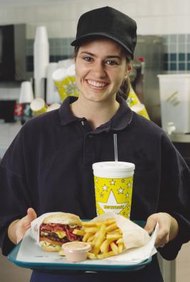 Photodisc/Photodisc/Getty Images Los restaurantes de comida rápida utilizan especialización del trabajo para aumentar la eficiencia de la producción y el servicio.