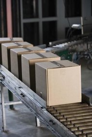 Jupiterimages/Comstock/Getty Images Un posible efecto de la estandarización es que una empresa saque un producto que sea de manera fiable el mismo cada vez.