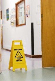 Jupiterimages/BananaStock/Getty Images Instituir reglas de seguridad básicas puede ayudar a reducir la cantidad de accidentes en la oficina.