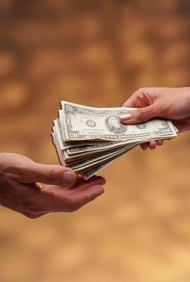 Stockbyte/Stockbyte/Getty Images Los planes de remuneración por rendimiento dependen de lo que las empresas puedan pagar y los planes de la competencia.