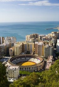 Jupiterimages/Pixland/Getty Images Bancos, compañías de seguros, aerolíneas y compañías de muchas otras industrias han comprado los derechos para colocar el nombre de su compañía, y han enmarcado edificios como teatros y estadios deportivos.