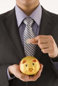 Jupiterimages/Polka Dot/Getty Images El CFO en una organización no lucrativa se asegura de que los reportes financieros sean siempre exactos.