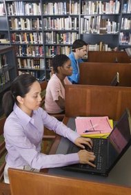 Creatas Images/Creatas/Getty Images Los estudiantes premédicos deben satisfacer ciertos requisitos para su especialización, así como ser admitidos a la escuela médica.