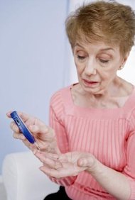 Creatas Images/Creatas/Getty Images Los endocrinólogos ordenan una variedad de pruebas de sangre para detectar enfermedades como la diabetes.