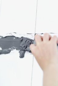 Stockbyte/Stockbyte/Getty Images Los albañiles de estuco requieren un aprendizaje de cuatro años antes de empezar a hacer dinero como un trabajador de jornada completa.