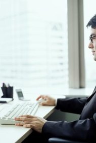 Ryan McVay/Digital Vision/Getty Images El desarrollo de un sitio e-commerce requiere tiempo y experiencia, pero gran parte del trabajo del desarrollo del sitio se produce antes de que cualquiera de tu equipo diseñe páginas o escriba código.
