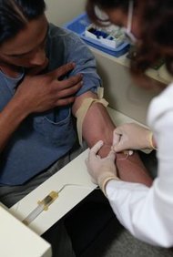 Keith Brofsky/Photodisc/Getty Images Los asistentes de enfermería certificados a menudo son vitales en el equipo del cuidado de la salud.