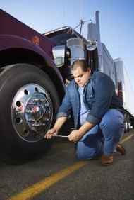 Thinkstock Images/Comstock/Getty Images Los camioneros pueden reclamar deducciones fiscales para el mantenimiento de vehículos y otros gastos relacionados con el trabajo.
