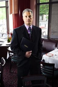 Thinkstock/Comstock/Getty Images Los gerentes de restaurantes son pagados para mejorar las ventas y el tráfico de clientes en sus unidades.