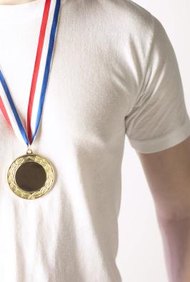 Hemera Technologies/AbleStock.com/Getty Images Una evaluación de desempeño incluye información que el empleado y el administrador pueden utilizar para crear un plan de desarrollo profesional para el empleado