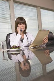 Comstock Images/Comstock/Getty Images Los gerentes toman decisiones basándose, entre otras cosas, en informes de los distintos departamentos.