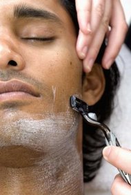 Jupiterimages/Goodshoot/Getty Images Los fabricantes de productos de afeitar a menudo utilizan la versión de gancho y cebo de precios de penetración.