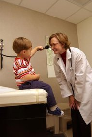 Thinkstock Images/Comstock/Getty Images Los pediatras proporcionan el cuidado de la salud primario a los niños, comenzando desde su nacimiento.