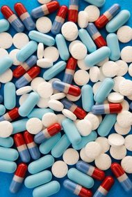 Jupiterimages/Photos.com/Getty Images Los ingenieros farmaceúticos requieren de permanecer a la par de las regulaciones de drogas más recientes.