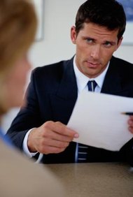 Ryan McVay/Photodisc/Getty Images Las descripciones de empleo atraen a los solicitantes calificados, asisten las evaluaciones de desempeño y justifican los aumentos de sueldo.