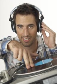 Pixland/Pixland/Getty Images Las estaciones de radio en línea son una de las formas más populares de la web para compartir música.