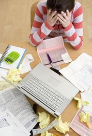 Jupiterimages/Stockbyte/Getty Images Aunque las leyes varían en cada estado, por lo general tienes el derecho de recuperar los pagos excesivos de salario.